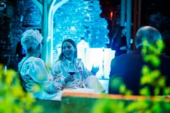 Torsdag 4. juni kan gæster komme gratis til Koldinghus by Night og opleve det historiske slot fra et nyt perspektiv. Denne aften sættes der i forbindelse med særudstillingen Vævede mesterværker fokus på gobelinen som kunstform, og aftenen byder blandt andet på koncert, danseperformance, talk, DJ og drinks i de historiske rammer.