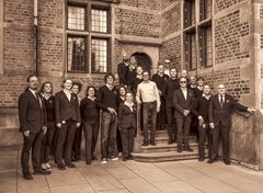 Jubilæet markeres blandt andet med et fotografi af frontpersonalet, inspireret af et historisk gruppefoto fra begyndelsen af 1900-tallet. Billedet illustrerer både kontinuiteten og forandringen gennem generationer – fra datidens ensartede gruppe af opsynsmænd til nutidens mangfoldige medarbejderstab.