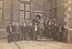 Jubilæet markeres blandt andet med et fotografi af frontpersonalet, inspireret af et historisk gruppefoto fra begyndelsen af 1900-tallet.