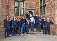 Jubilæet markeres blandt andet med et fotografi af frontpersonalet, inspireret af et historisk gruppefoto fra begyndelsen af 1900-tallet. Billedet illustrerer både kontinuiteten og forandringen gennem generationer – fra datidens ensartede gruppe af opsynsmænd til nutidens mangfoldige medarbejderstab.