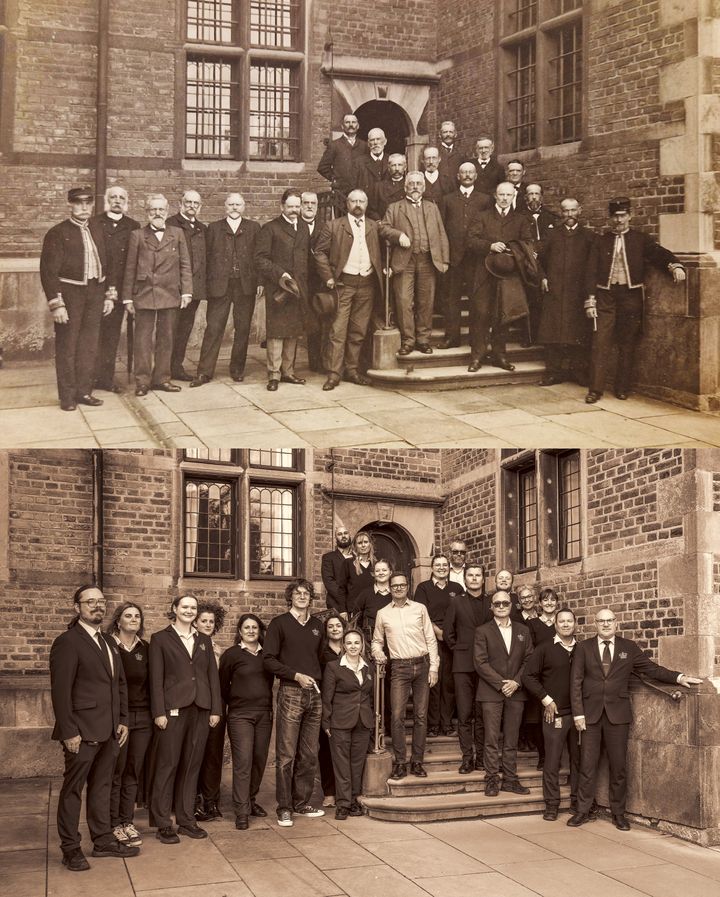Fotografi af frontpersonalet på Rosenborg Slot, inspireret af et historisk gruppefoto fra begyndelsen af 1900-tallet. Billedet illustrerer både kontinuiteten og forandringen gennem generationer – fra datidens ensartede gruppe af opsynsmænd til nutidens mangfoldige medarbejderstab.