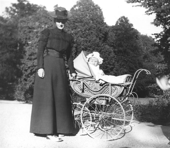 Prinsesse Alexandrine på spadseretur med sin førstefødte søn, den senere Frederik 9.i barnevogn, 1900. Barnevognen kan ses på Amalienborgmuseet i Alexandrines Salon.