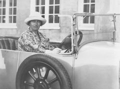 Dronning Alexandrine i sin Fiat 501 foran hendes og Christian 10.s sommerresidens Klitgården i Skagen, 1913-1923.