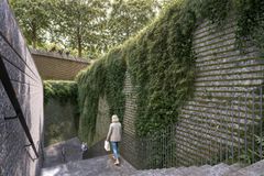 Kig til de historiske lag. Bastionsmuren blottes
