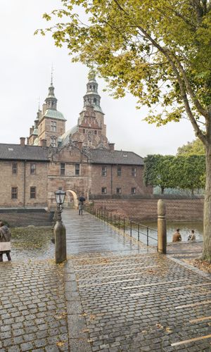 AART’s vinderforslag genskaber Rosenborgs historiske voldgrav og etablerer et nyt underjordisk skatkammer under vandet. Gæsterne mødes af en ny slotsbro og en tydelig ankomst, hvor vejen enten fører til slottet eller ned til skatkammeret. Projektet giver plads til langt flere af de kongelige skatte og styrker samtidig oplevelsen af Rosenborg som det renæssanceslot på en ø, som Christian 4. lod opføre i begyndelsen af 1600-tallet.