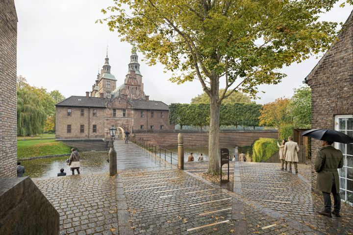 AART’s vinderforslag genskaber Rosenborgs historiske voldgrav og etablerer et nyt underjordisk skatkammer under vandet. Gæsterne mødes af en ny slotsbro og en tydelig ankomst, hvor vejen enten fører til slottet eller ned til skatkammeret. Projektet giver plads til langt flere af de kongelige skatte og styrker samtidig oplevelsen af Rosenborg som det renæssanceslot på en ø, som Christian 4. lod opføre i begyndelsen af 1600-tallet.
