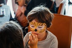 Workshoppen "Fra hasselmus til hofnar" giver festivalens gæster mulighed for at blive forvandlet til alt fra dyr og eventyrfigurer til historiske karakterer med hjælp fra professionelle ansigtsmalere i Kongens Have. "