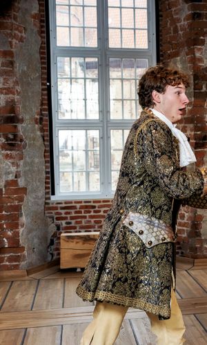 Porcelænet flyver gennem luften, når magtkampen ved hoffet i 1784 vækkes til live i teaterstykket "Kongeligt drama og flyvende porcelæn" på Koldinghus.