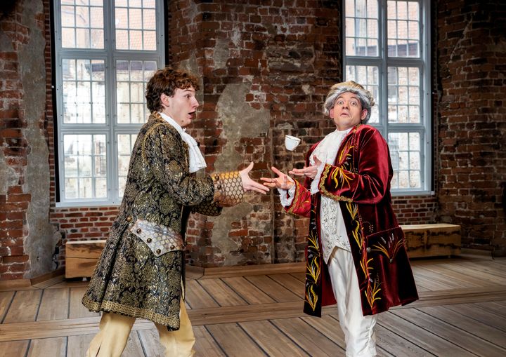 Porcelænet flyver gennem luften, når magtkampen ved hoffet i 1784 vækkes til live i teaterstykket "Kongeligt drama og flyvende porcelæn" på Koldinghus.