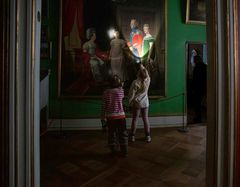 På Rosenborg Slot har Lydmor skabt et nyt værk med udgangspunkt i slottets egne lyde. Under Kulturnatten mørklægges slottet, og publikum bevæger sig gennem salene med lommelygter.