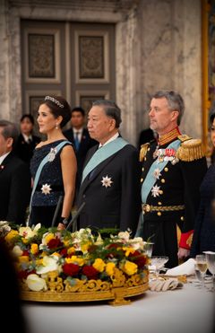 H.M. Dronning Mary ved gallataflet på Christiansborg Slot 19. oktober 2026 i anledning af statsbesøget fra Vietnam. For første gang bar Dronningen Dronning Alexandrines historiske safirsmykke som diadem samt den tilhørende broche monteret på et armbånd. De nye, reversible monteringer er udviklet i et samarbejde mellem H.M. Dronning Mary, Den Kongelige Samling og smykkedesignerne Diana Holstein og Hanan Emquies fra Emquies-Holstein.