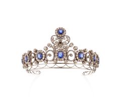 Dronning Alexandrines safirsmykke, som det tog sig ud, da Den Kongelige Samling erhvervede det i 2024. Smykkets originaldele i form af ovale safirer omkranset af brillanter og åbne brillantbesatte kranse med indfaldne dråber var ved erhvervelsen monteret på et diademstel, som Arveprinsesse Caroline-Mathilde omkring 1960 fik fremstillet hos hofjuveler Michelsen. For at skabe et tæt og højt diadem i tråd med moden i 1960’erne blev originaldelene i det nye diadem sat på højkant og topstykket løftet op.