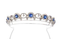 Det nye diademstel til Dronning Alexandrines safirsmykke er skabt med inspiration fra ændringen af smykket i 1930’erne. Forud for overrækkelsen af safirsmykket som brudegave til senere Arveprinsesse Caroline-Mathilde i 1933 gennemgik smykket en række ændringer, ligesom nye monteringsstel kom til. I 1930’erne var det moderne at bære diademer fremme i panden. Safirsmykkets ovale led blev derfor lagt ned i et diademstel der fik form af et langt og lavt pandebånd – et såkaldt bandeau. I det nye diademstel skabt i et samarbejde mellem H.M. Dronningen, Den Kongelige Samling og smykkedesignerne Emquies-Holstein sendes en hilsen til Arveprinsesse Caroline-Mathildes bandeau i et moderne og opdateret formsprog