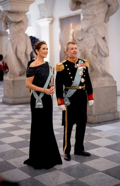 H.M. Dronning Mary ved gallataflet på Christiansborg Slot 19. oktober 2026 i anledning af statsbesøget fra Vietnam. For første gang bar Dronningen Dronning Alexandrines historiske safirsmykke som diadem samt den tilhørende broche monteret på et armbånd. De nye, reversible monteringer er udviklet i et samarbejde mellem H.M. Dronning Mary, Den Kongelige Samling og smykkedesignerne Diana Holstein og Hanan Emquies fra Emquies-Holstein.