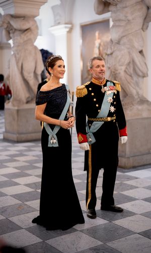 H.M. Dronning Mary ved gallataflet på Christiansborg Slot 19. oktober 2026 i anledning af statsbesøget fra Vietnam. For første gang bar Dronningen Dronning Alexandrines historiske safirsmykke som diadem samt den tilhørende broche monteret på et armbånd. De nye, reversible monteringer er udviklet i et samarbejde mellem H.M. Dronning Mary, Den Kongelige Samling og smykkedesignerne Diana Holstein og Hanan Emquies fra Emquies-Holstein.