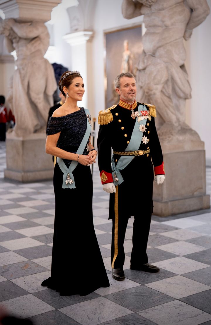 H.M. Dronning Mary ved gallataflet på Christiansborg Slot 19. oktober 2026 i anledning af statsbesøget fra Vietnam. For første gang bar Dronningen Dronning Alexandrines historiske safirsmykke som diadem samt den tilhørende broche monteret på et armbånd. De nye, reversible monteringer er udviklet i et samarbejde mellem H.M. Dronning Mary, Den Kongelige Samling og smykkedesignerne Diana Holstein og Hanan Emquies fra Emquies-Holstein.