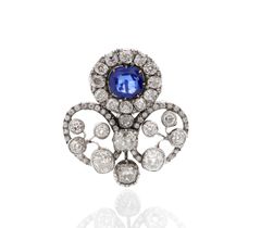 Brochen er skabt af topstykket fra ændringen i 1933. Her blev to åbne brillantbesatte kranse og det mindste safirled sat sammen til et dekorativt topstykke beregnet til placering midt i Arveprinsesse Caroline-Mathildes bandeau. H.M. Dronning Mary bar ved taflet i forbindelse med det vietnamesiske statsbesøg på Christiansborg Slot brochen på en ny måde som dekoration på et armbånd. Et vidnesbyrd om den alsidighed, hvormed Dronning Alexandrines safirsmykke fremover kan benyttes.