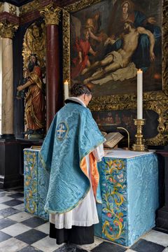 Kirketekstiler fra Graasten Slotskirke. Designet og broderet af H.M. Dronning Margrethe 2018- 2019. Det himmelblå kirkehvælv i Graasten Slotskirke spejler sig i messehagelen og alterforhænget, hvor slotshavens søer, kilder og blomsterpragt også trænger ind og breder sig over de smukke blå stoffer.