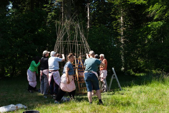 I juni 2023 inviterede udstillingsstedet Fraktal til performativ workshop i Rold Skov med opbygning af Malene Jorck Heide-Jørgensens værk Maintenance.