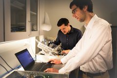 Rasmus Frydendal, CTO, (i baggrunden) og Arnau Verdaguer, Director of Products, udviklede teknologien under deres studier på Danmarks Tekniske Universitet i 2015.