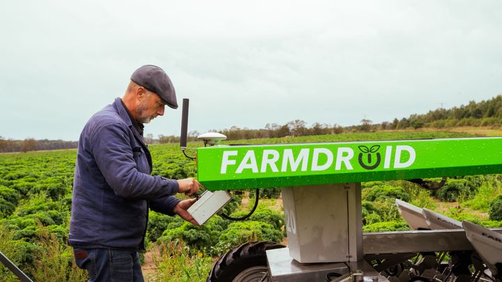 Landmand i færd med at betjene en robot fra FarmDroid.