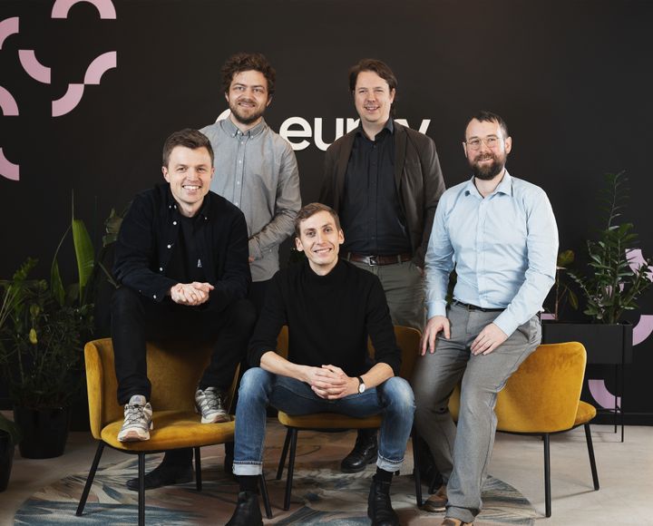 Bag Eupry står fem founders: Fra venstre Christian Jacobsen (CEO), Sigurd Jervelund Hansen (CTO), Adam Hartmann-Kruckow (COO), Noam Ritov Epstein (VP of Hardware) og Jakob Konradsen (Chief Quality Officer).