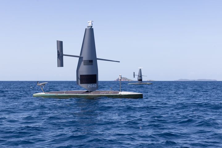 Saildrone har udviklet sejlende droner, der kan bruges til ubemandet overvågning over og under vand.