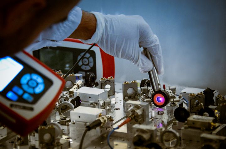 En kvanteingeniør måler den optiske effekt af en laserstråle