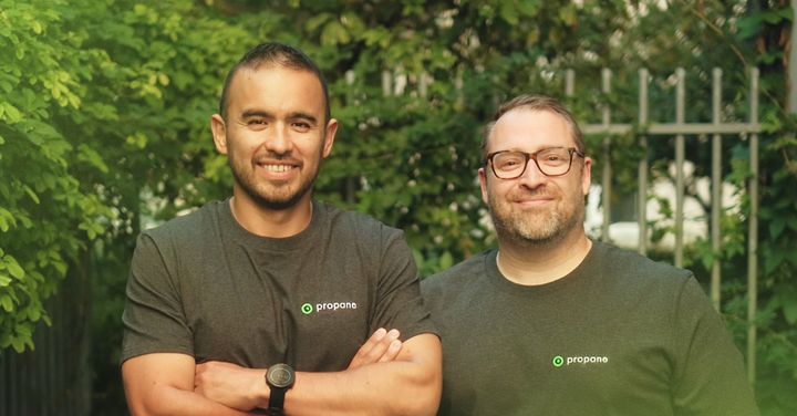 AI-startup'en Propane har rejst 8,6 mio. kr. i preseed-runde. Bag virksomheden står serieiværksætterne John Acosta, CTO (tv) og Dennis Green-Lieber, CEO.