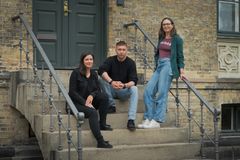 De tre stiftere i Interhuman AI supplerer hinanden godt og nyder stor tiltro fra investorerne. Fra venstre: Paula Pectu, Frederik Sally og Line Clemmensen.