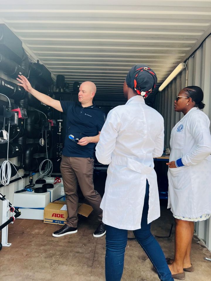 Christian Kemp, CBO og medstifter hos Alumichem, ved demonstrationsanlæg, som skal bruges til at demonstrere virkningen af Alumichems produkter, inden de bliver taget i brug på rensningsanlæg i Ghana.