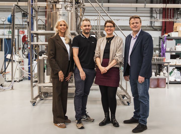 Fra venstre Sara Sande fra EIFO, Chromologics CTO Anders Ødum og CEO Gerit Tolborg, og Thomas Grotkjær fra Novo Holdings.