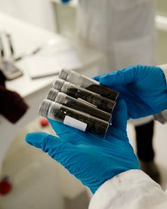 Prøver på metal, der er udvundet gennem Nordic Salt Cycle's proces fra brugte el-bil batterier.