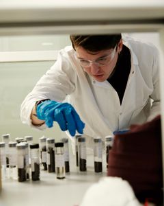 Nordic Salt Cycle's kemiker Nigel Lucas, PhD i Kemi, der sorterer prøver, der har været gennem NSC's prototype.