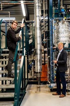 Joachim Bachmann Nielsen, co-founder og CEO i Kvasir Technologies viser frem på demoanlægget i Fredericia sammen med CCO Ulrik Falkenberg Lending.