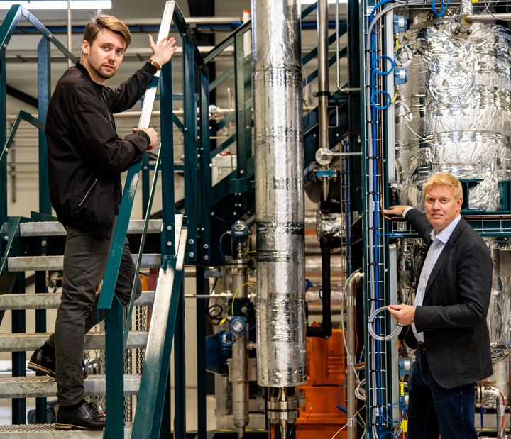 Joachim Bachmann Nielsen, co-founder og CEO i Kvasir Technologies viser frem på demoanlægget i Fredericia sammen med CCO Ulrik Falkenberg Lending.