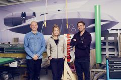 Acodynes founderteam har baggrund i det danske Forsvarsministerium, flyselskabet SAS, Cobham Aerospace Communications og DTU Space. Fra venstre er det CTO, Claes Nicolaisen, CCO Jasmina Pless og CEO Mads Schnack. Det fjerde medlem af founderteamet er Chief Electronic Engineer Martin Arndt. Det samlede team tæller ti personer.