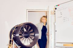 Cofounder Jasmina Pless med Acodynes egenudviklede og unikke EDF-motor (Electric Ducted Fan - skærmet propel).
