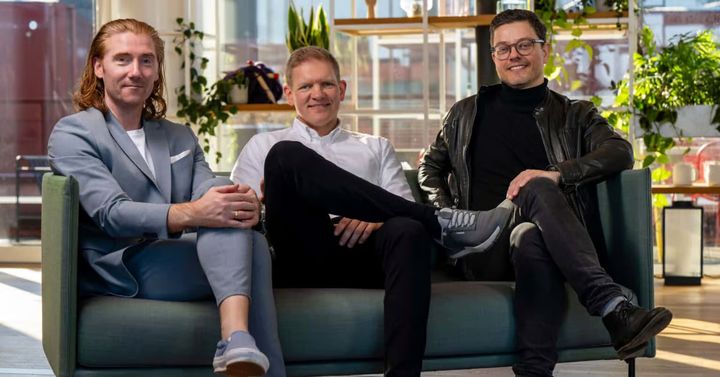 Onomondo henter ny majoritetsejer og opnår ny investering fra EIFO. Fra venstre er det founderteamet Henrik Aagaard Jørgensen og Michael Freundt Karlsen. Til højre er det CEO Rasmus Jensen.