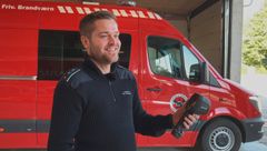 Michael Warberg Sørensen er en af mange hverdagshelte fra de frivillige brandværn. Her viser ham, hvordan et termisk kamera fungerer, når de er i aktion.