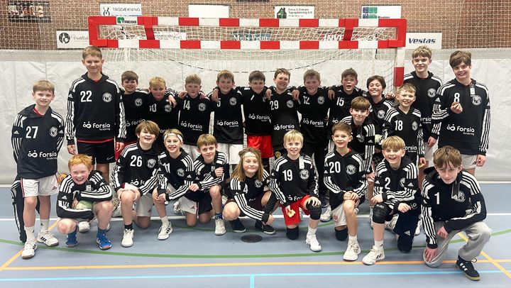 Et stolt U11 håndboldhold - klar til kamp i nye trøjer