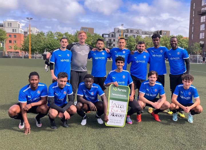 Blue Star Academy seniorholdet viser stolt deres nye holdtøj frem.