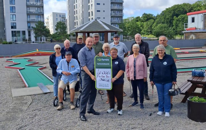 Putter Team Odense seniorerne får overrakt støtten af Henrik Welinder (repræsentantskabsmedlem i Forsia Foreningen)
