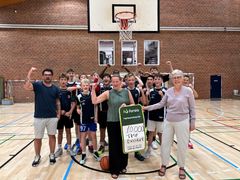 Der var stor jubel, da TMG Basket fik overrakt støtte af Mette Plejdrup, repræsentantskabsmedlem i Forsia Foreningen