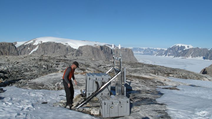 Ved hjælp af GPS-målestationer placeret på grundfjeldet i Grønland kan forskere på DTU nu beregne hvor meget isen smelter dagligt. Foto: DTU Space.