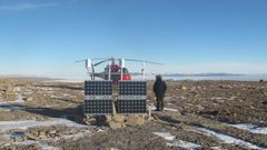 Ved hjælp af GPS-målestationer placeret på grundfjeldet i Grønland kan forskere på DTU nu beregne hvor meget isen smelter dagligt. Foto: DTU Space.