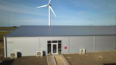 Ny testfacilitet på Risø Campus i Roskilde. Hybridkraftværket Risø Hybrid Power Plant styrker forskning i vedvarende energiforsyning. Anlægget er forbundet til elnettet. Det høster vedvarende energi via vindmøller og solceller, omdanner det til elektricitet og lagrer overskydende energi i et batteri.