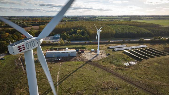 Ny testfacilitet på Risø Campus i Roskilde. Hybridkraftværket Risø Hybrid Power Plant styrker forskning i en vedvarende energiforsyning. Det høster energi via vindmøller og solceller, omdanner det til elektricitet og lagrer overskydende energi i et batteri.