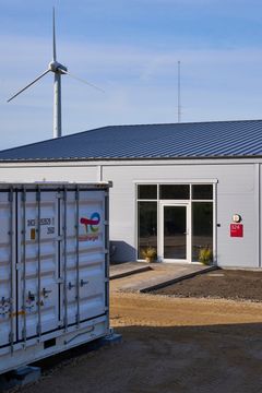 Ny testfacilitet på Risø Campus i Roskilde. Hybridkraftværket Risø Hybrid Power Plant styrker forskning i vedvarende energiforsyning. Anlægget er forbundet til elnettet. Det høster vedvarende energi via vindmøller og solceller, omdanner det til elektricitet og lagrer overskydende energi i et batteri.