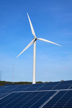 Ny testfacilitet på Risø Campus i Roskilde. Hybridkraftværket Risø Hybrid Power Plant styrker forskning i vedvarende energiforsyning. Anlægget er forbundet til elnettet. Det høster vedvarende energi via vindmøller og solceller, omdanner det til elektricitet og lagrer overskydende energi i et batteri.